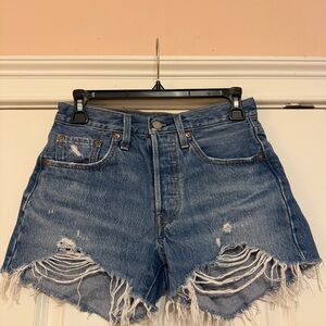 Levi’s 501 Shorts in Medium Wash